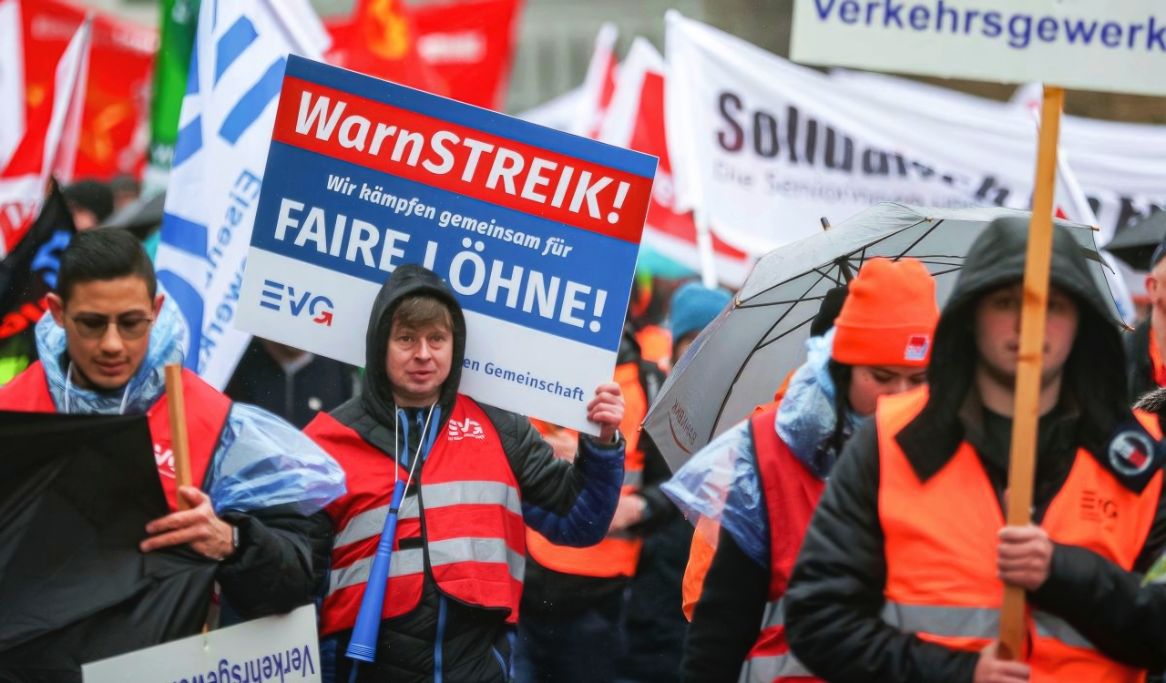 Members of the Railway and Transport Union and the Ver.di union protest in Munich