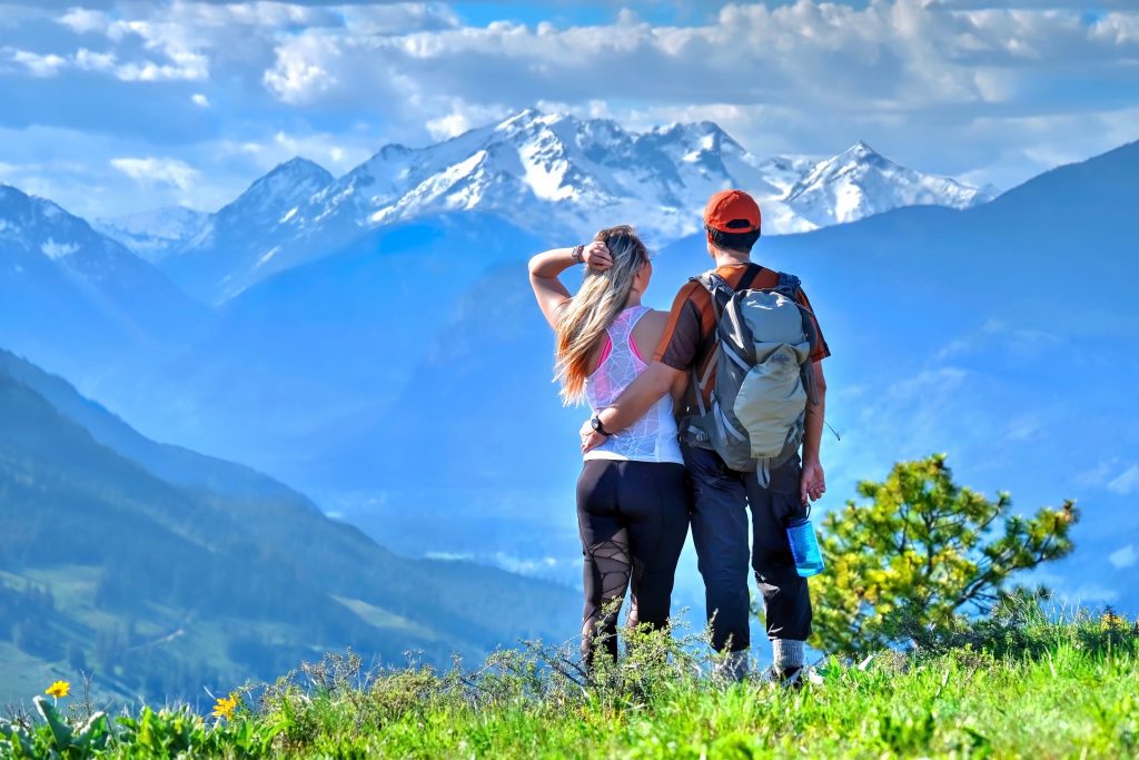 Spouses,Hiking,In,Mountains.,North,Cascades,National,Park.,Patterson,Mountain